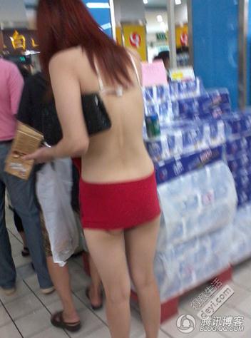 碉堡了！武漢紅鋼城超市暴露裸女露臀裝頻出沒，又換新戰衣