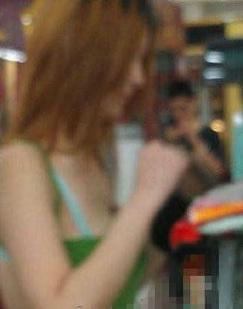 碉堡了！武漢紅鋼城超市暴露裸女露臀裝頻出沒，又換新戰衣