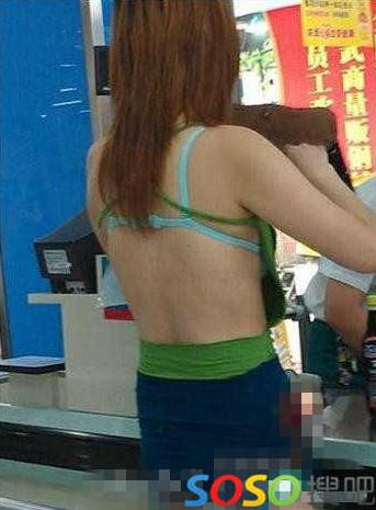 碉堡了！武漢紅鋼城超市暴露裸女露臀裝頻出沒，又換新戰衣