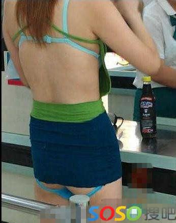 碉堡了！武漢紅鋼城超市暴露裸女露臀裝頻出沒，又換新戰衣