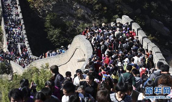去八達(dá)嶺長城上看人海：八達(dá)嶺長城8萬游客人海照走紅網(wǎng)絡(luò)