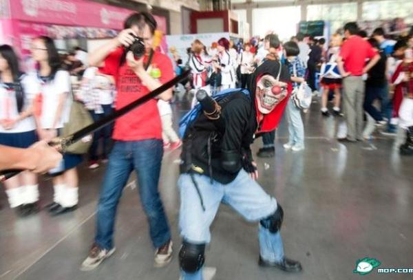 2012武漢十一光谷漫展,女女大尺度倒地激吻引熱議