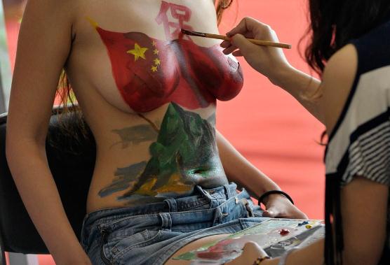 保釣彩繪,愛國還是色情促銷,南京房展會現保釣美女人體彩繪