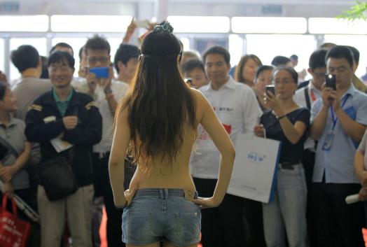 保釣彩繪,愛國還是色情促銷,南京房展會現保釣美女人體彩繪