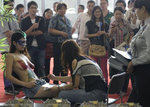 保釣彩繪,愛國還是色情促銷,南京房展會現保釣美女人體彩繪