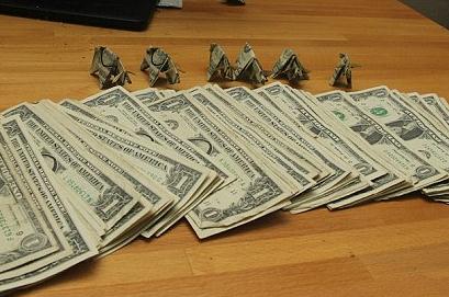 紙鈔折小豬交罰單萌翻網友-男子用137張美元紙鈔小豬交罰金