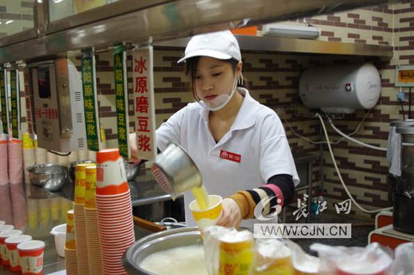 武漢華中科技大學“豆漿西施”校園走紅 清純靚麗不輸“奶茶妹妹”