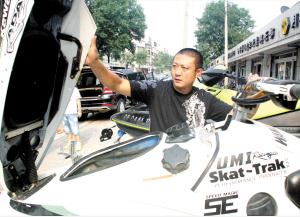 天津暴雨摩托艇是誰？天津暴雨摩托艇哥非高富帥耍酷實為救車又救人