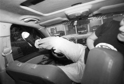 4 記者嘗試用腳踹車玻璃十余下，不僅無法踹破玻璃，連車門都無法撼動。