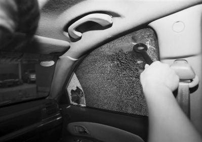 2 記者抓住把手，將拖車鉤圓環(huán)狀端朝玻璃砸了七八下后，無果。隨后記者改為甩砸，將玻璃擊破。