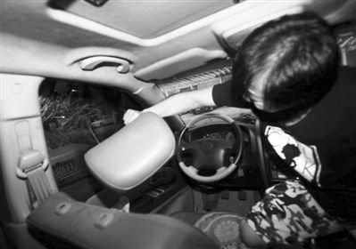 1 記者實驗用汽車頭枕砸破駕駛室玻璃。因車內(nèi)空間狹小，難以用力，砸了兩三分鐘后仍無法破窗。