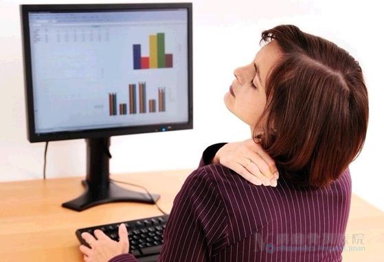 頸椎病的癥狀，頸椎病的最好治療方法，慢性頸椎損傷怎么防