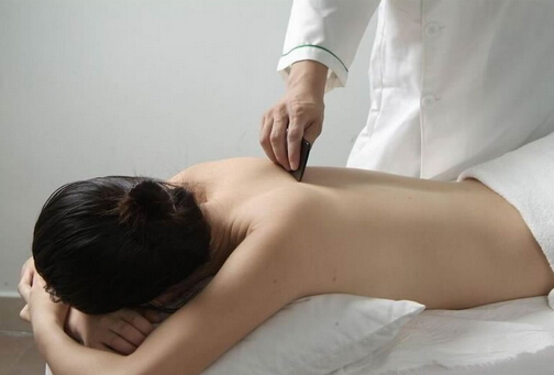 刮痧的好處和壞處-刮痧的方法