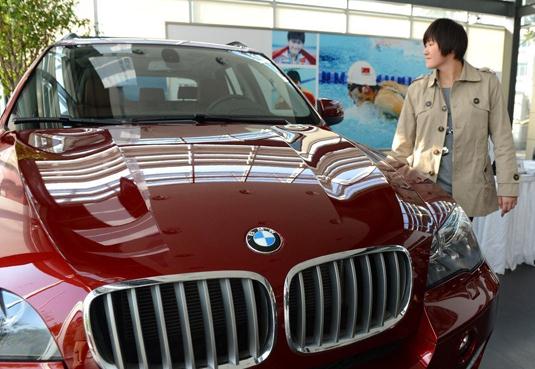 葉詩文獲贈寶馬X5轎車，未到駕齡有車也不能開