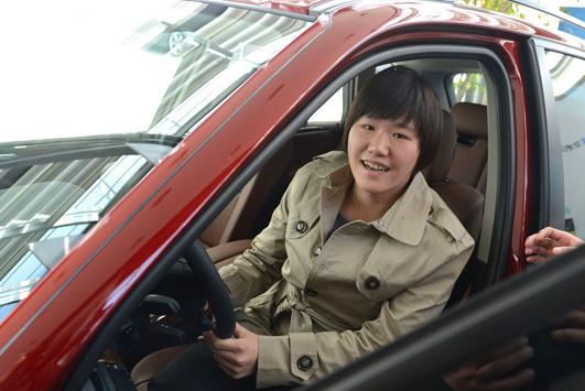 葉詩文獲贈寶馬X5轎車，未到駕齡有車也不能開