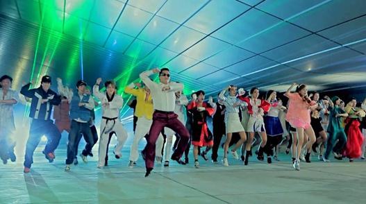 衛(wèi)視跨年爭鳥叔：多家電視臺搶鳥叔來跨年出場費報價已超1000萬，PSY鳥叔有多火