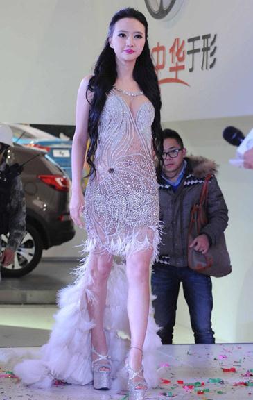 吳雨嬋無視“限裸令”,吳雨嬋貴陽汽車文化節再穿透視水鉆裙波濤胸涌妖嬈誘人