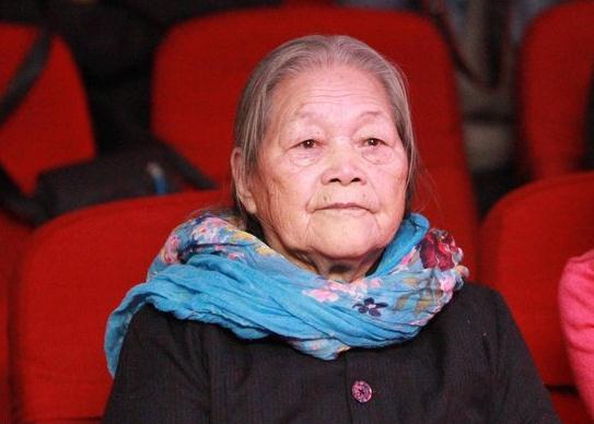 丁俊暉臺(tái)球比賽觀眾睡倒一片，92歲老太關(guān)注丁俊暉6年，輸球也送紅包