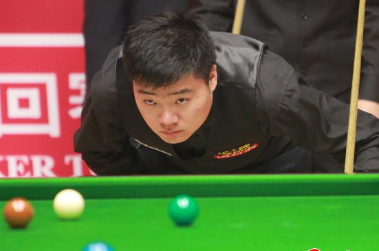 丁俊暉臺(tái)球比賽觀眾睡倒一片，92歲老太關(guān)注丁俊暉6年，輸球也送紅包