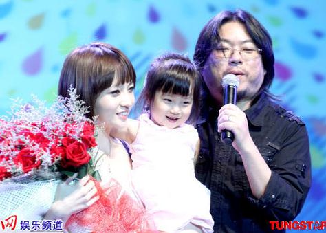 高曉松個人資料，高曉松顯赫高官家族背景，高曉松老婆照片，高曉松一家三口