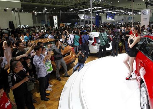 組圖:武漢車展名模助陣,曹陽(yáng)吳雨嬋車展秀性感傲人身材