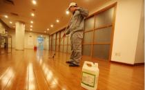 打蠟和涂刷底漆：周期性涂抹保養效果更佳