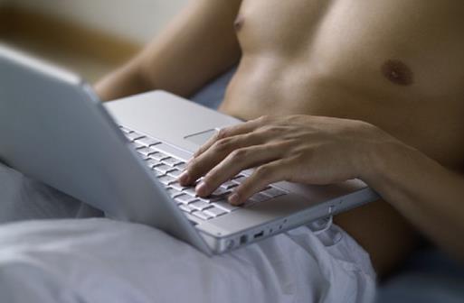 如何健康的使用電腦?睡前玩電腦有哪些危害