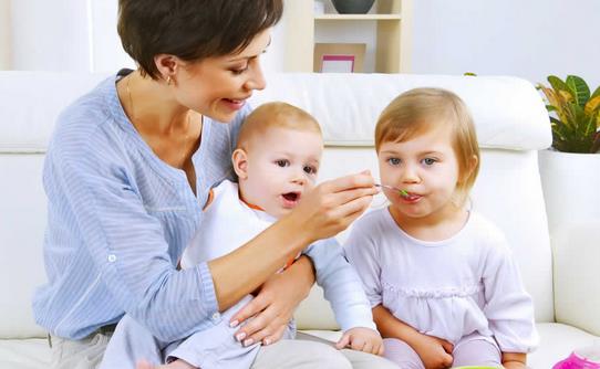 如何教會寶寶自己使用奶瓶？