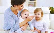 如何教會寶寶自己使用奶瓶？