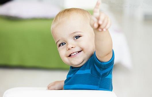 如何給寶寶更換尿布？