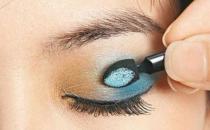 如何打造秋冬冷艷藍(lán)色眼影妝容？