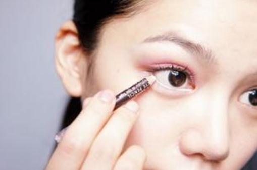 白色眼線讓你的眼睛變得更大！