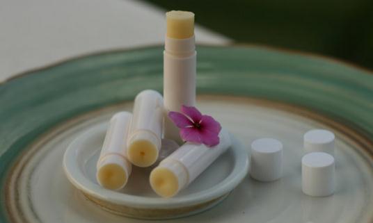 秋冬自制潤唇膏-唇部護理方法