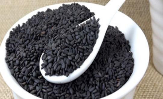 想要白發變黑發吃什么？黑豆幫你黑發