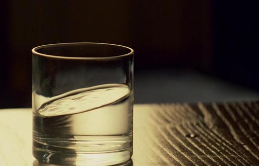 晨起一杯淡鹽水合適嗎？