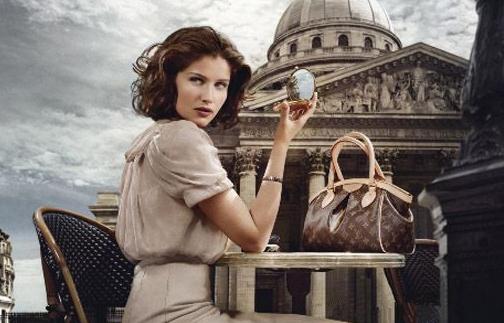 屬狗的女生拿什么包聚財