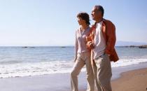 老人走路內八竟是關節炎