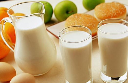 晚上喝牛奶有什么好處?喝牛奶也有誤區(qū)