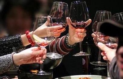 男性喝酒過量會導致性冷淡