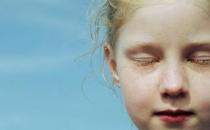 有人愿自瞎雙眼？美國(guó)一女子失明后稱從未如此快樂