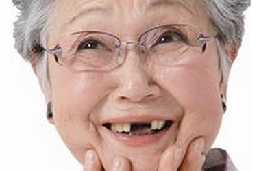 老年人戴假牙 護理有講究