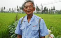 老人走路內八竟是關節炎？