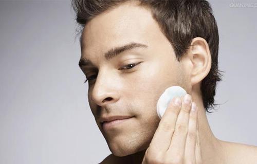 脂肪過多讓肌膚干燥 男人護膚的要點