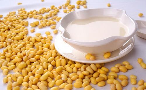 老人喝豆?jié){ 細(xì)數(shù)喝豆?jié){的好處和壞處