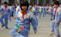 學生課間最好的運動莫過于踢毽子