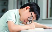 中小學(xué)生近視“扎堆”用眼過(guò)度是主因