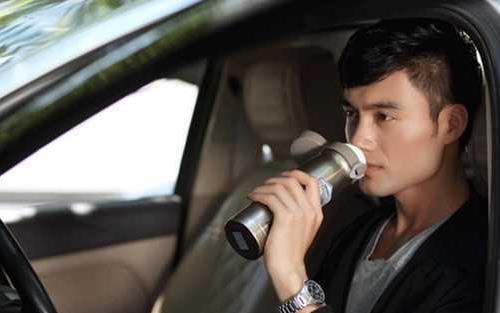 開車族養生知識：以水代茶更易提神