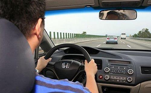 新手開車十大技巧:怎樣防止旁車插隊