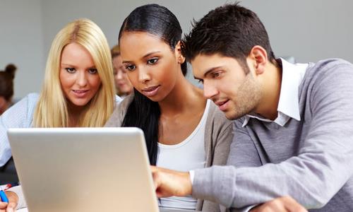 家長(zhǎng)應(yīng)陪伴高中生順利度過“反抗期”