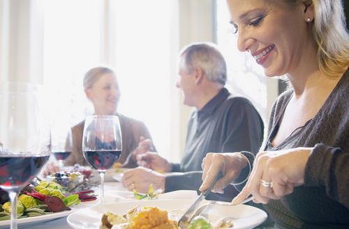 上班族午餐不易吃太飽 警惕7個(gè)要人命的壞習(xí)慣